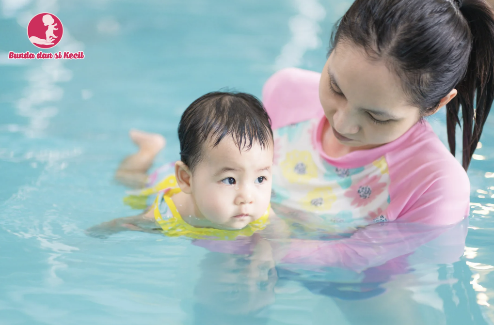 Panduan Lengkap Mengajarkan Si Kecil Berenang Sesuai Usia: Aman dan Menyenangkan